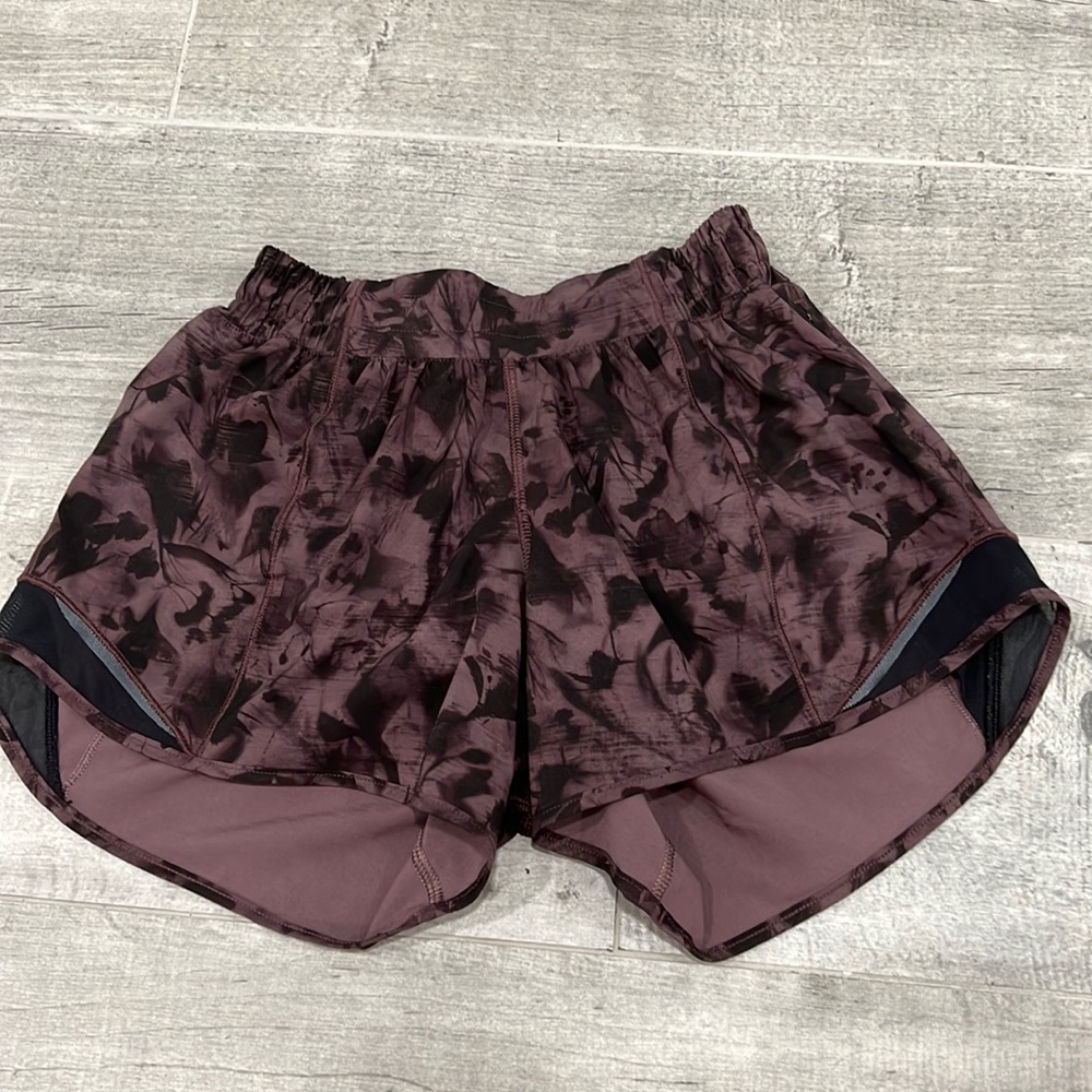 Lululemon Hotty Hot 4” patterned shorts. Size 4